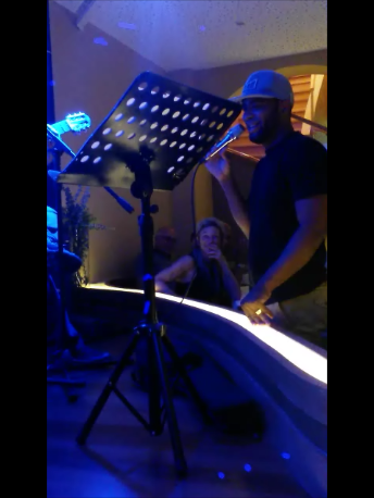 Yuri da Cunha improvising from the table area