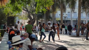 Spontaneous salsa dancing to a sound sytem, plaza Parque Central